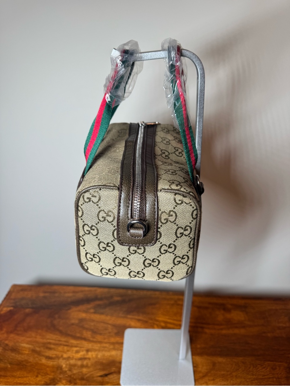 Mini Bag with Green-Red Straps; No Brand - Picture 7 of 11